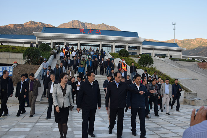 全國、省市政協(xié)委員體驗蘭渝鐵路、視察階州廣場