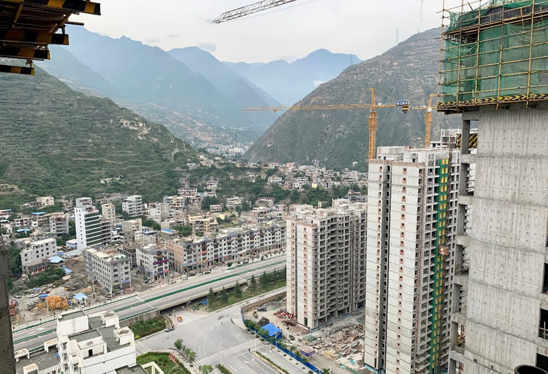 匠心傾注、喜封金頂——龍江?雙子座商住小區(qū)主體順利封頂