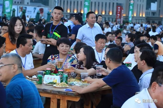 好嗨喲！隴南第一屆青島啤酒節(jié)開(kāi)幕啦，為期8天