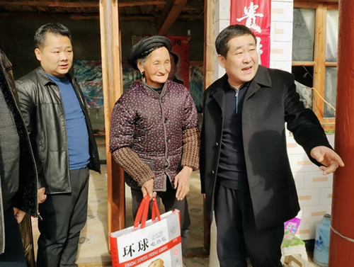 市龍江集團在文縣橋頭鎮(zhèn)安子坡村開展“解難題、辦實事、送溫暖”活動