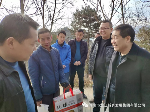 市龍江集團在文縣橋頭鎮(zhèn)安子坡村開展“解難題、辦實事、送溫暖”活動